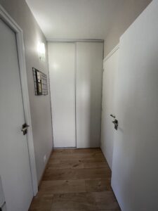 Couloir débarras avec grands placards