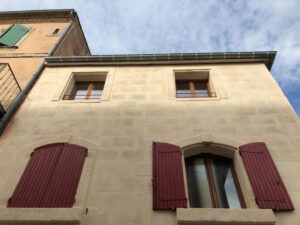 Façade rénovée en pierres