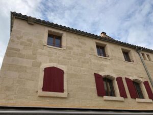 Façade rénovée en pierres
