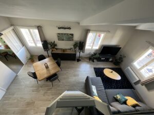 Belle hauteur sous plafond avec poutres apparentes, exceptionnel