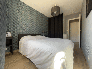 Chambre agréable avec rangement : dressing, commodes
