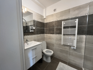 Lavabo avec rangements, WC et chauffe serviettes